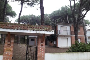 Ein Gebäude mit Ziegeldach, Backstein-Eingang und einem Schild mit der Aufschrift 'Villa Sandra'.