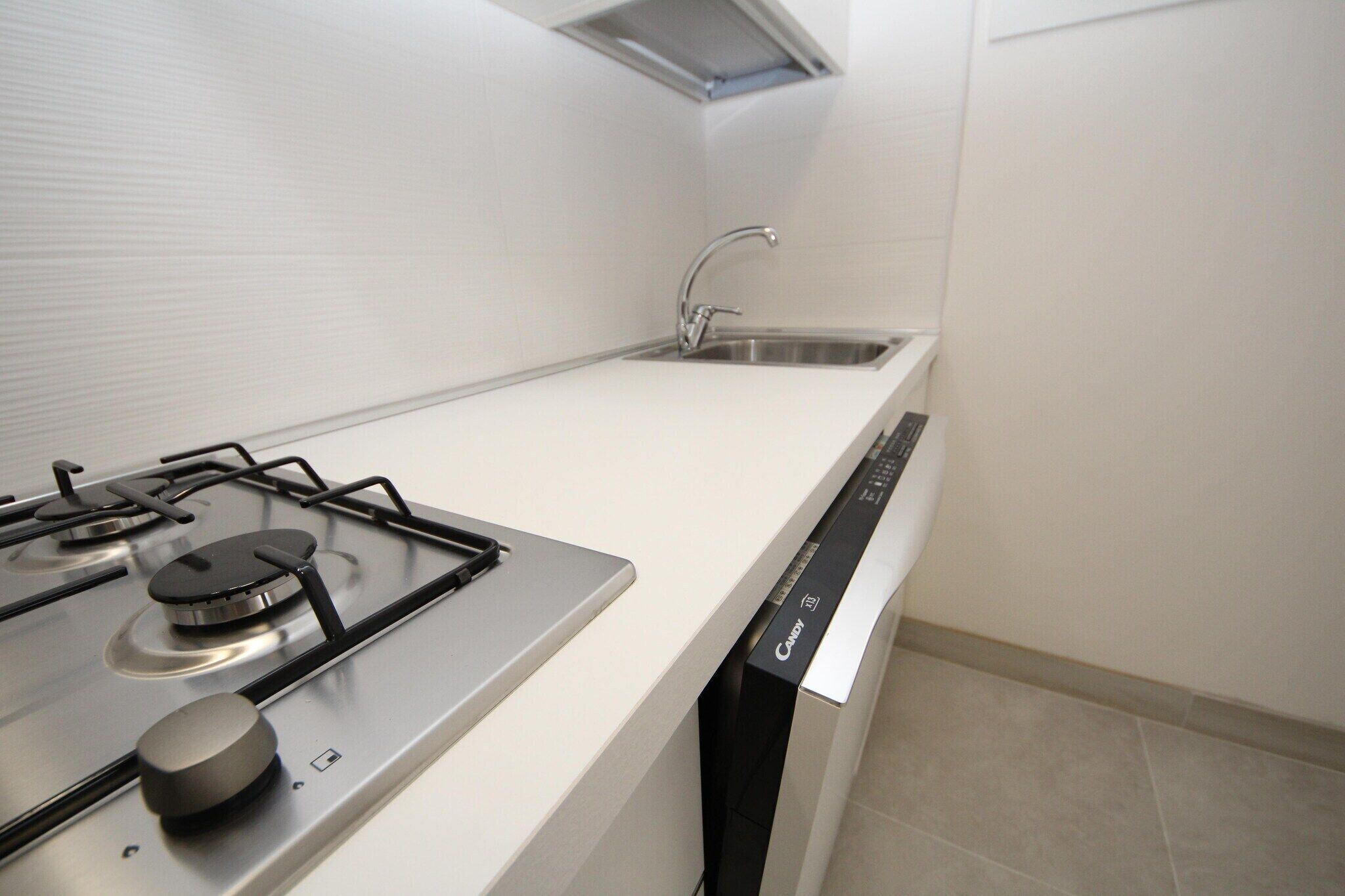 Microones, placa de cuina, rentaplats i una taula de menjador 