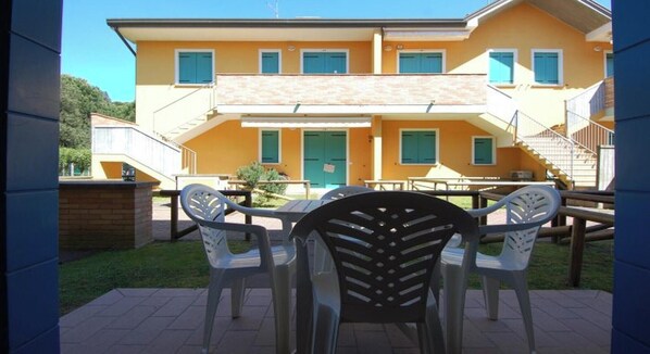 Outdoor dining - Two bedroom Rosolina apartment with space (Rosolina Mare RO)