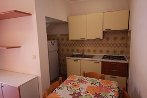 Cookware/dishes/utensils, spices - Spacious Apartment in Rosolina Mare (Rosolina Mare RO)