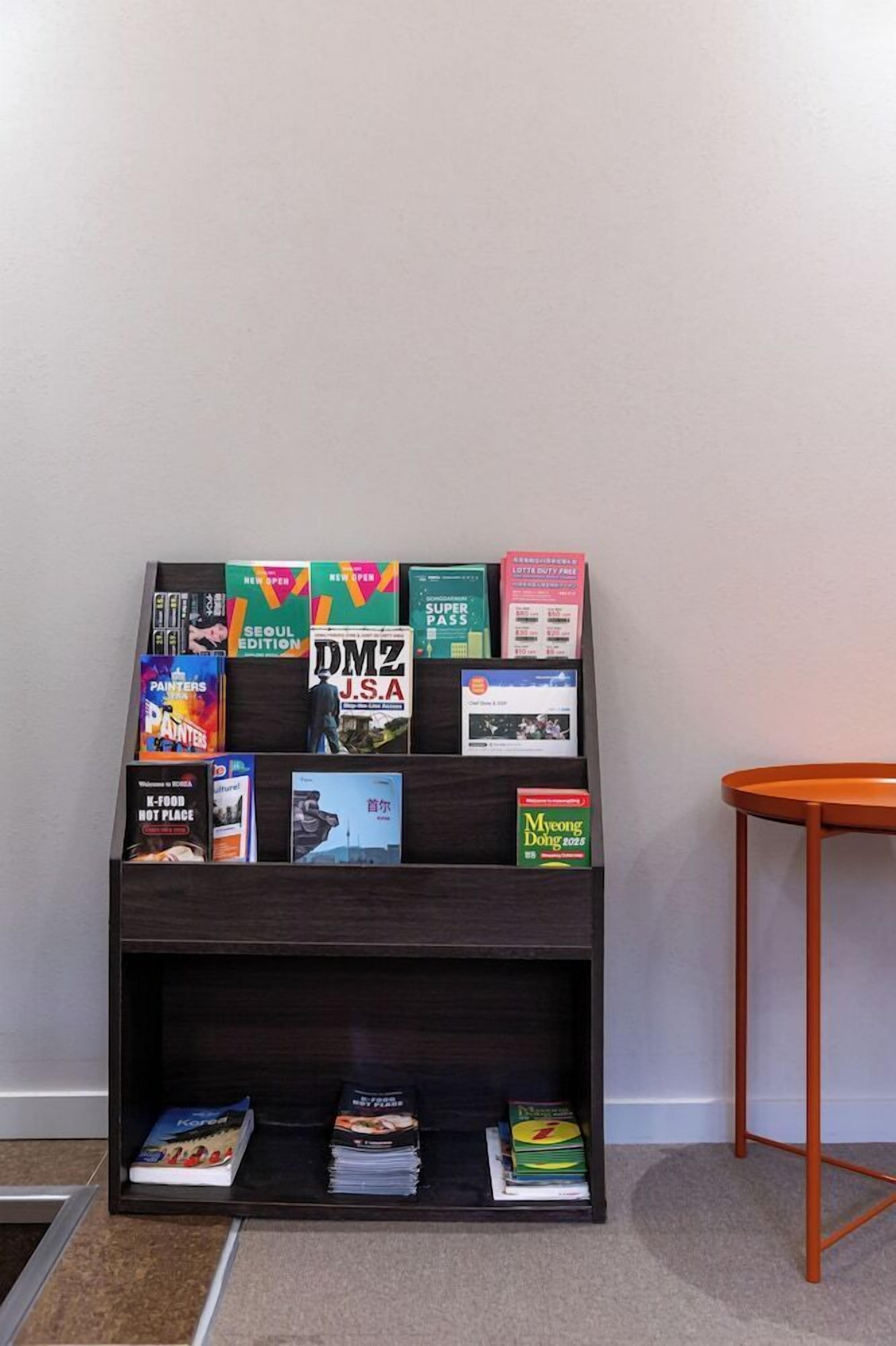 Ein Bücherregal mit verschiedenen Büchern und Zeitschriften.