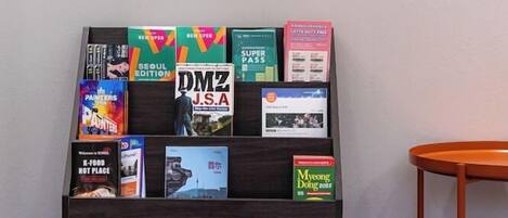 Ein Bücherregal mit verschiedenen Büchern und Zeitschriften.