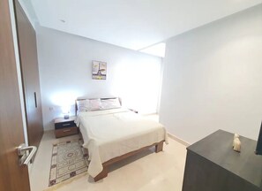 1 bedroom, WiFi, bed sheets - High-quality central apartment with parking (Dar-el-Beida)