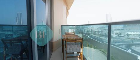 Apartment, Balcony | Outdoor dining