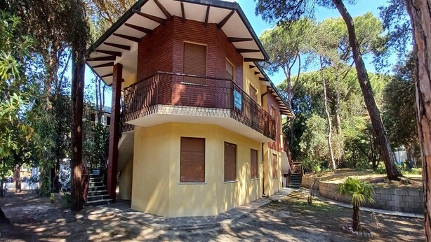 A two-story building with a balcony, surrounded by trees. - Solaris, trilocale: 72  (Rosolina Mare RO)