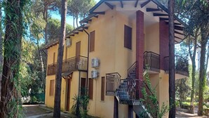 A two-story building with a balcony and a staircase. - Solaris, trilocale: 72  (Rosolina Mare RO)