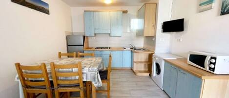 Cookware/dishes/utensils, spices