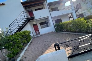 Property grounds - Spacious Italian Villa near Beach (Rosolina Mare RO)