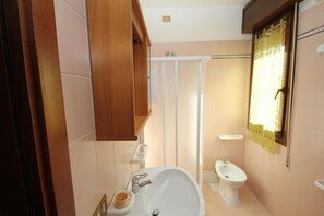 Shower - Stunning Villa Apartment for 5 (Rosolina Mare RO,)