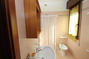 Shower - Beachside Apartment with Parking (Rosolina Mare RO,)