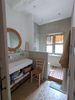 Shower, hair dryer, towels, soap - La maison de Gena (Arles)