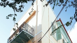 A building with a sign reading "ACRONAPLIA" and a balcony with plants. - Acronafplia Pension B&D (Nafplio)