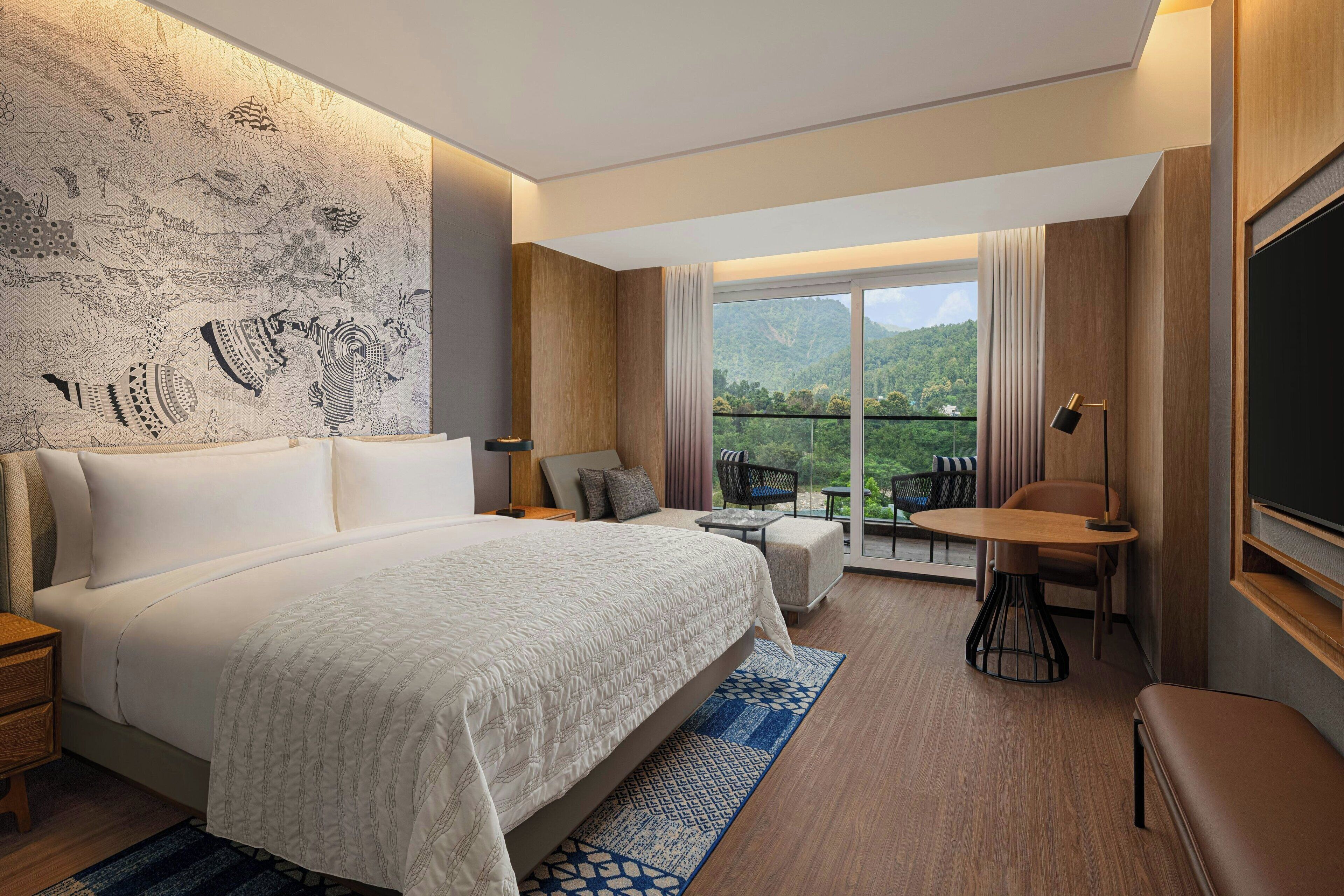 Premium Room, 1 King Bed, Pool View | Pool | Outdoor pool