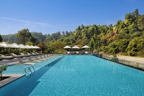 Outdoor pool - Le Méridien Dehradun India Resort & Spa (DEHRADUN)