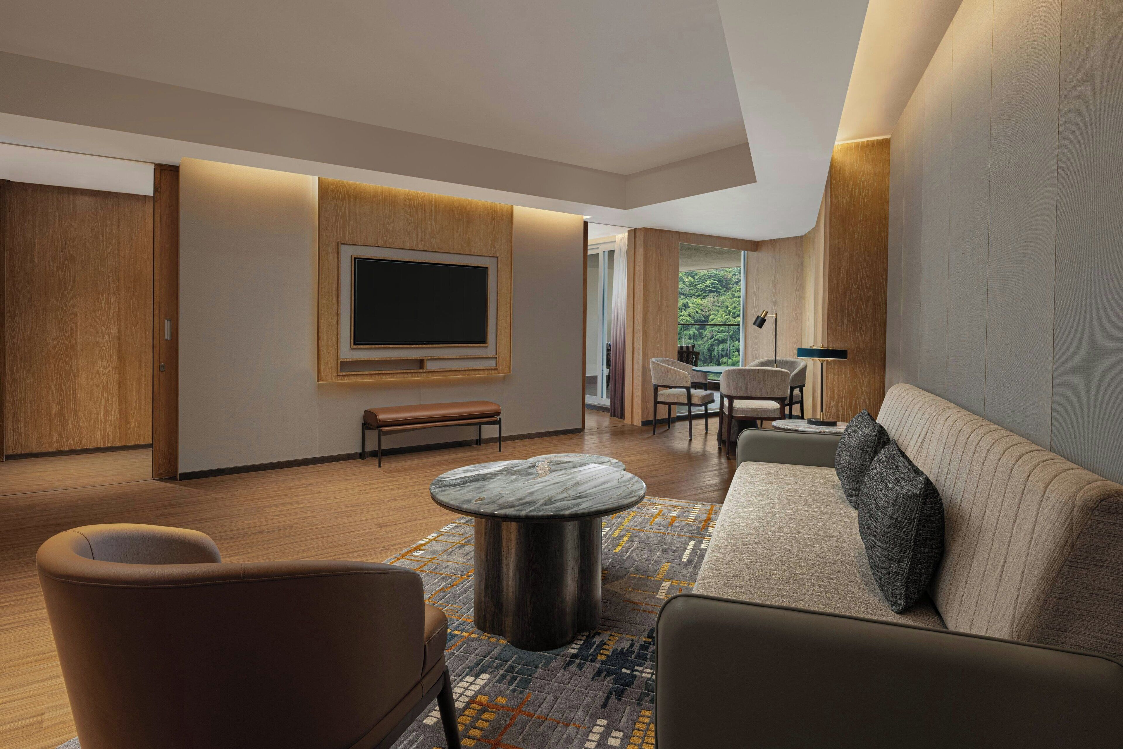 Executive Suite, 1 Bedroom, Non Smoking, Pool View | Living area