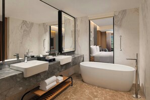 Executive Suite, 1 Bedroom, Non Smoking, Pool View | Bathroom - Le Méridien Dehradun India Resort & Spa (DEHRADUN)