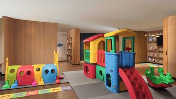 Zona de juegos infantil cubierta