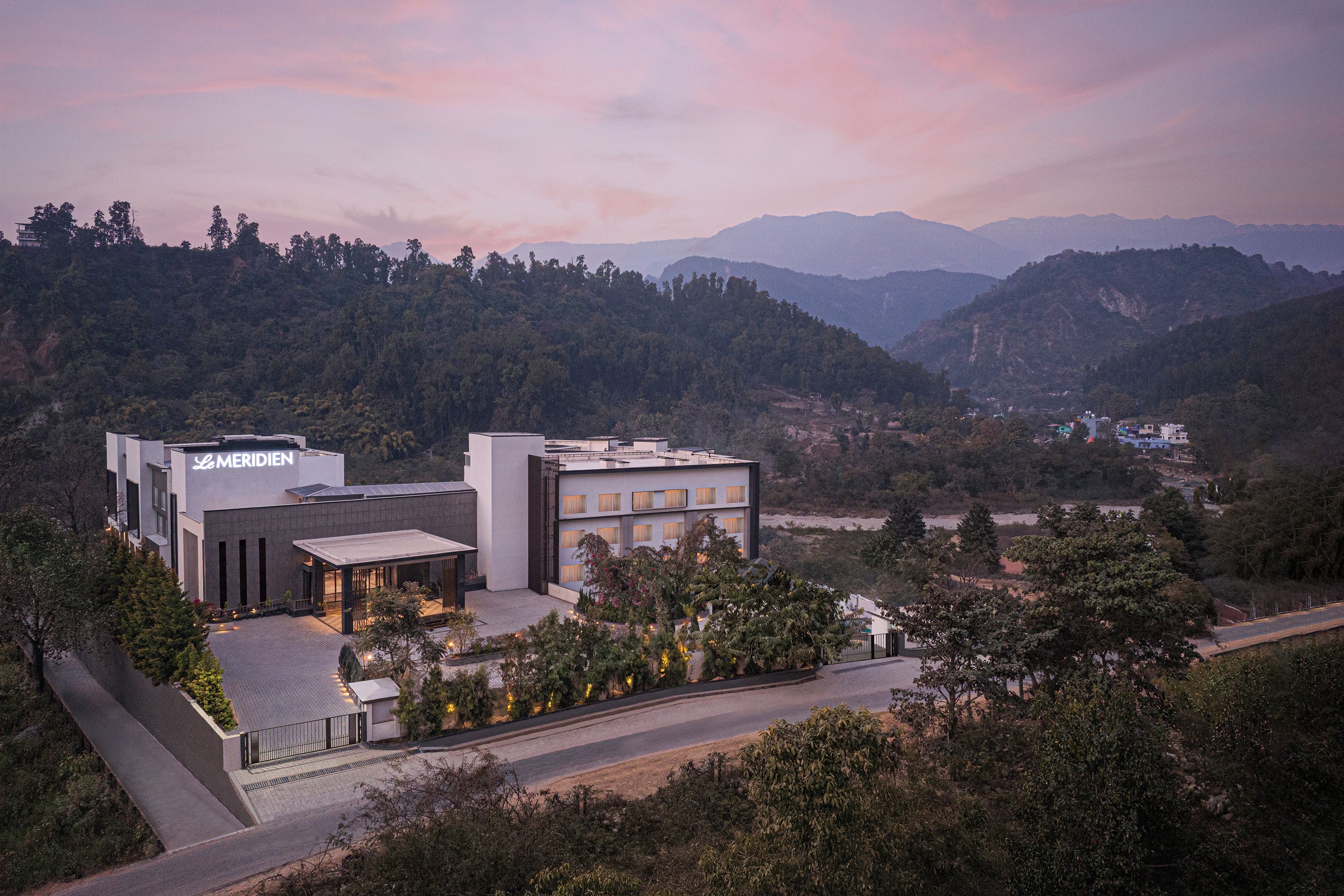 Un hotel de diseño moderno, situado en una zona montañosa con vistas al paisaje circundante.