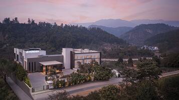 Un hotel dal design moderno, situato in zona montuosa con vista sul paesaggio circostante.