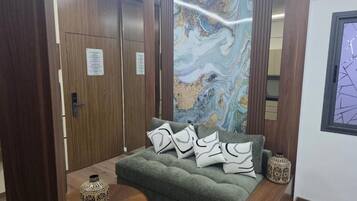 Junio Suite | Khu phòng khách | Smart TV 50-inch có truyền hình vệ tinh, Netflix, loa thông minh