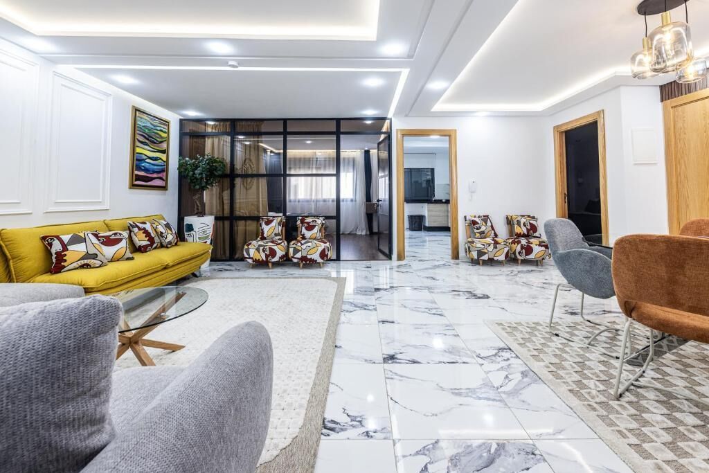 Een 50-inch smart-tv met satellietzenders, Netflix en slimme speakers