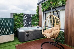 Sky View | Outdoor spa tub