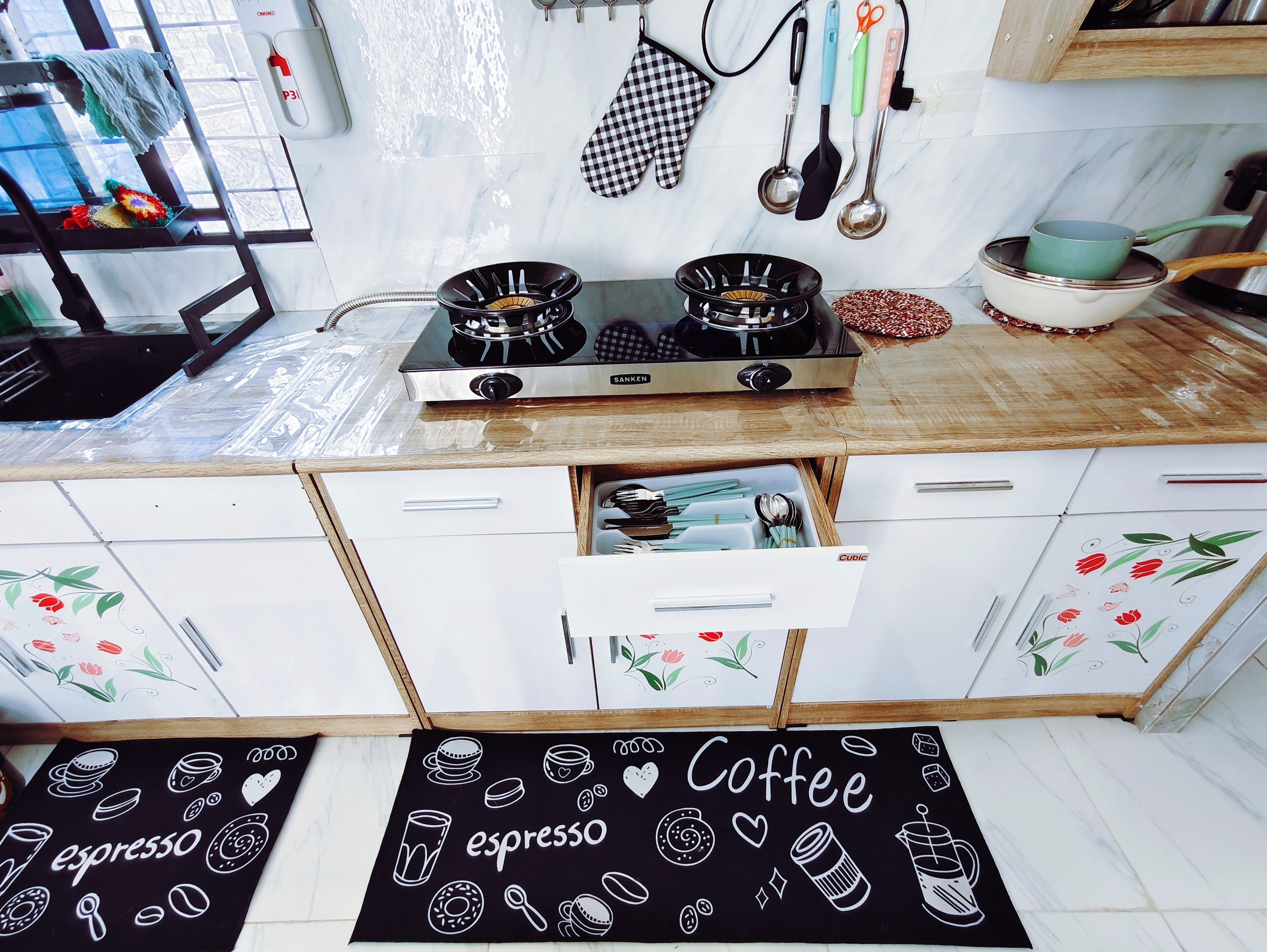 Full-size fridge, microwave, stovetop, dishwasher