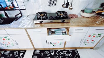 Full-size fridge, microwave, stovetop, dishwasher