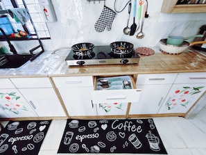 Tủ lạnh, lò vi sóng, bếp nấu, máy rửa bát