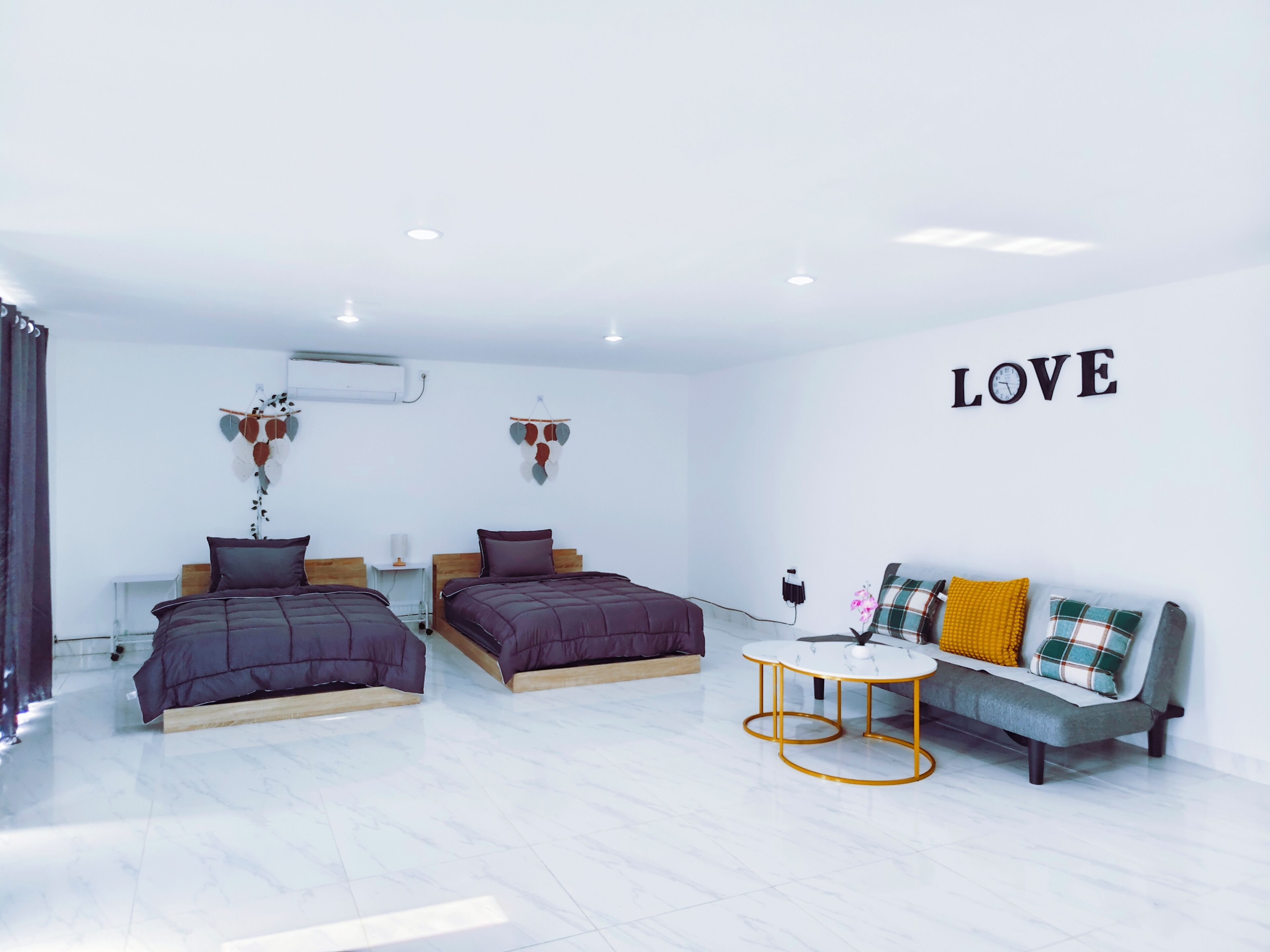 Desk, laptop workspace, iron/ironing board, free WiFi