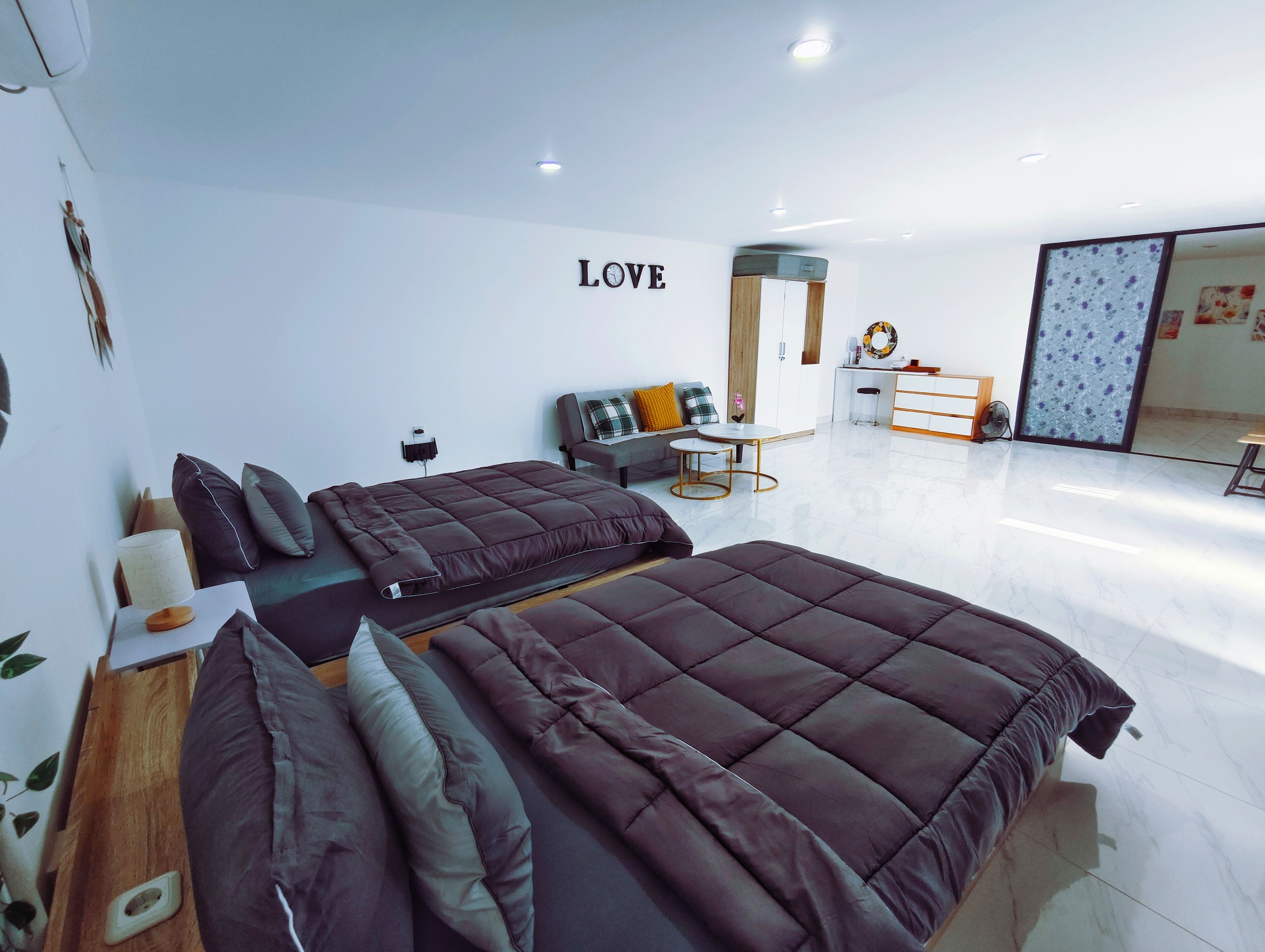 Escritorio y espacio para trabajar con laptop 