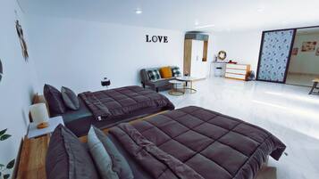 Escritorio y espacio para trabajar con laptop