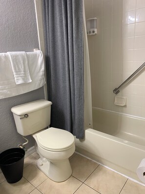 Secador de cabelo, toalhas de banho, sabonete, papel higiênico