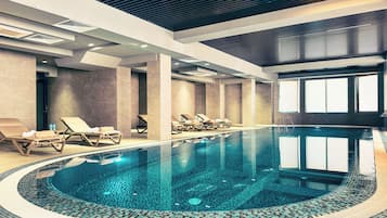 Innendørsbasseng og sesongbasert utendørsbasseng