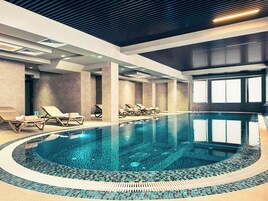 Una piscina techada, una piscina al aire libre de temporada