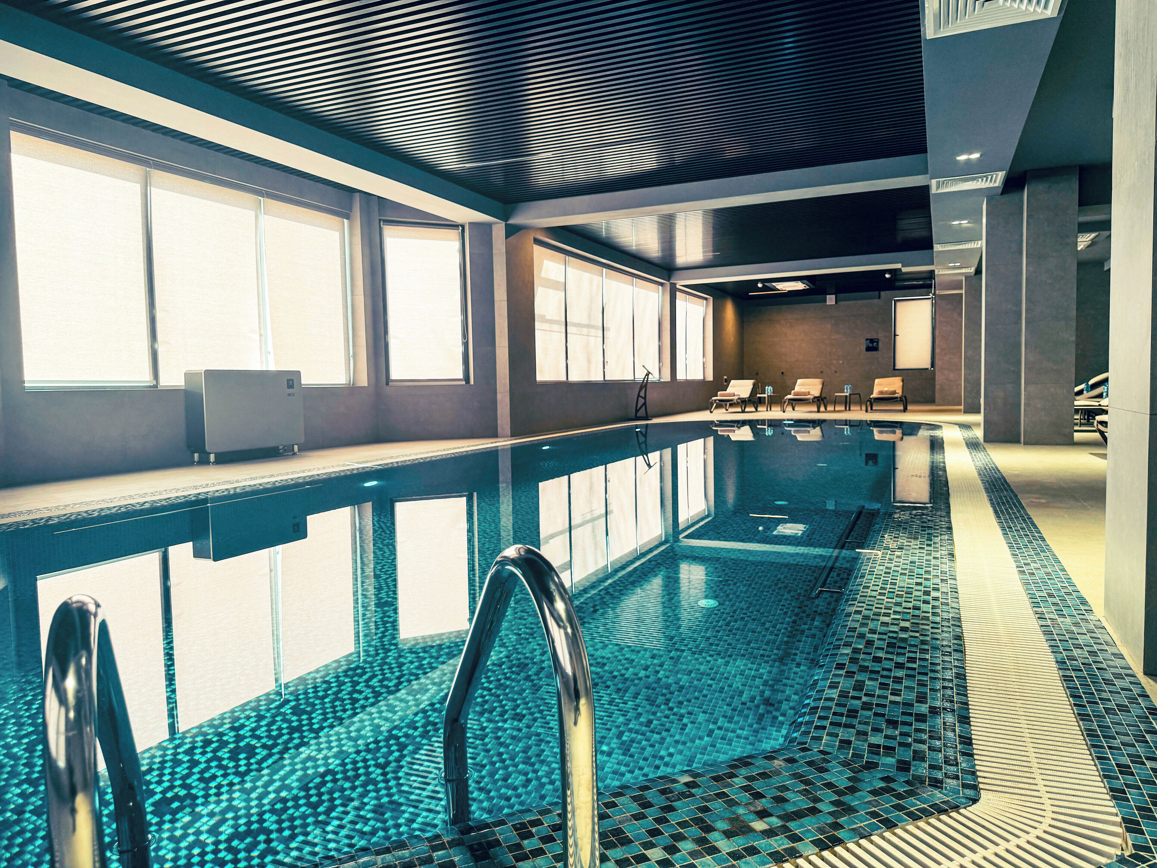 屋内プール、季節限定屋外プール