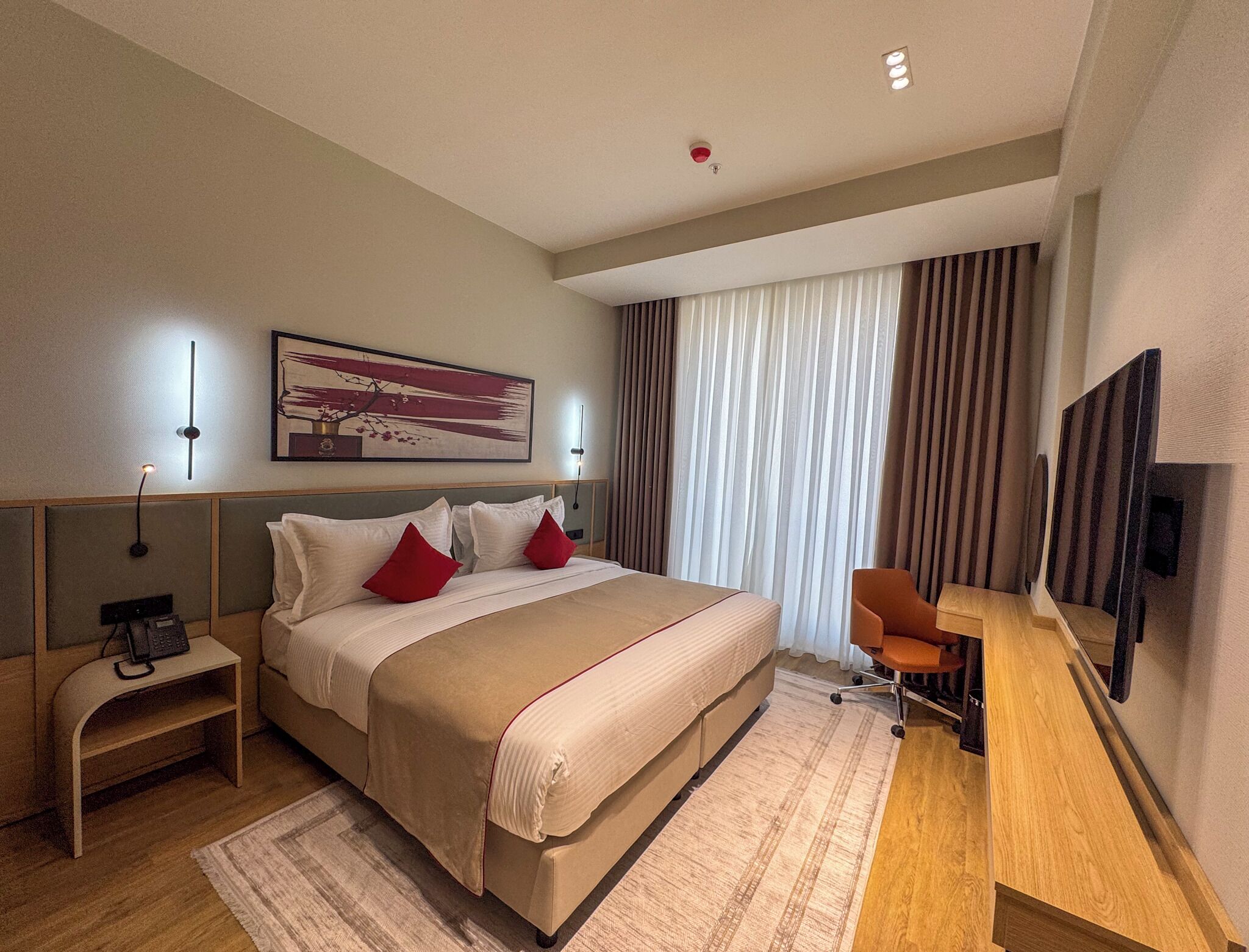 Standard Room, 1 King Bed | Minibar, in-room safe, desk, laptop workspace