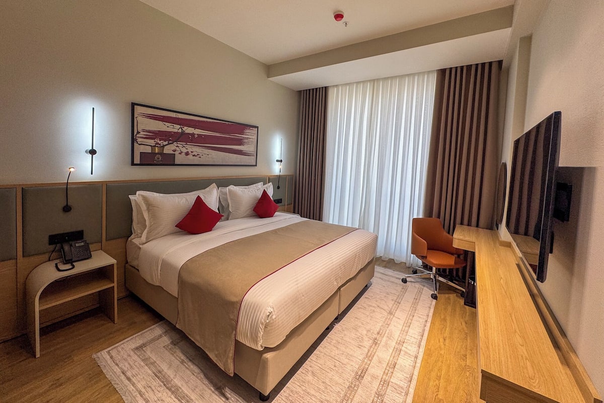 Standard Room, 1 King Bed