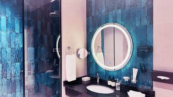 Executive Room, 1 King Bed | Bathroom | Hydromassage showerhead, free toiletries, hair dryer, bathrobes