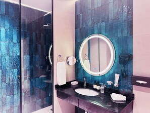 Phòng Executive, 1 giường cỡ king | Phòng tắm | Vòi sen thủy lực, đồ dùng nhà tắm miễn phí, máy sấy tóc 