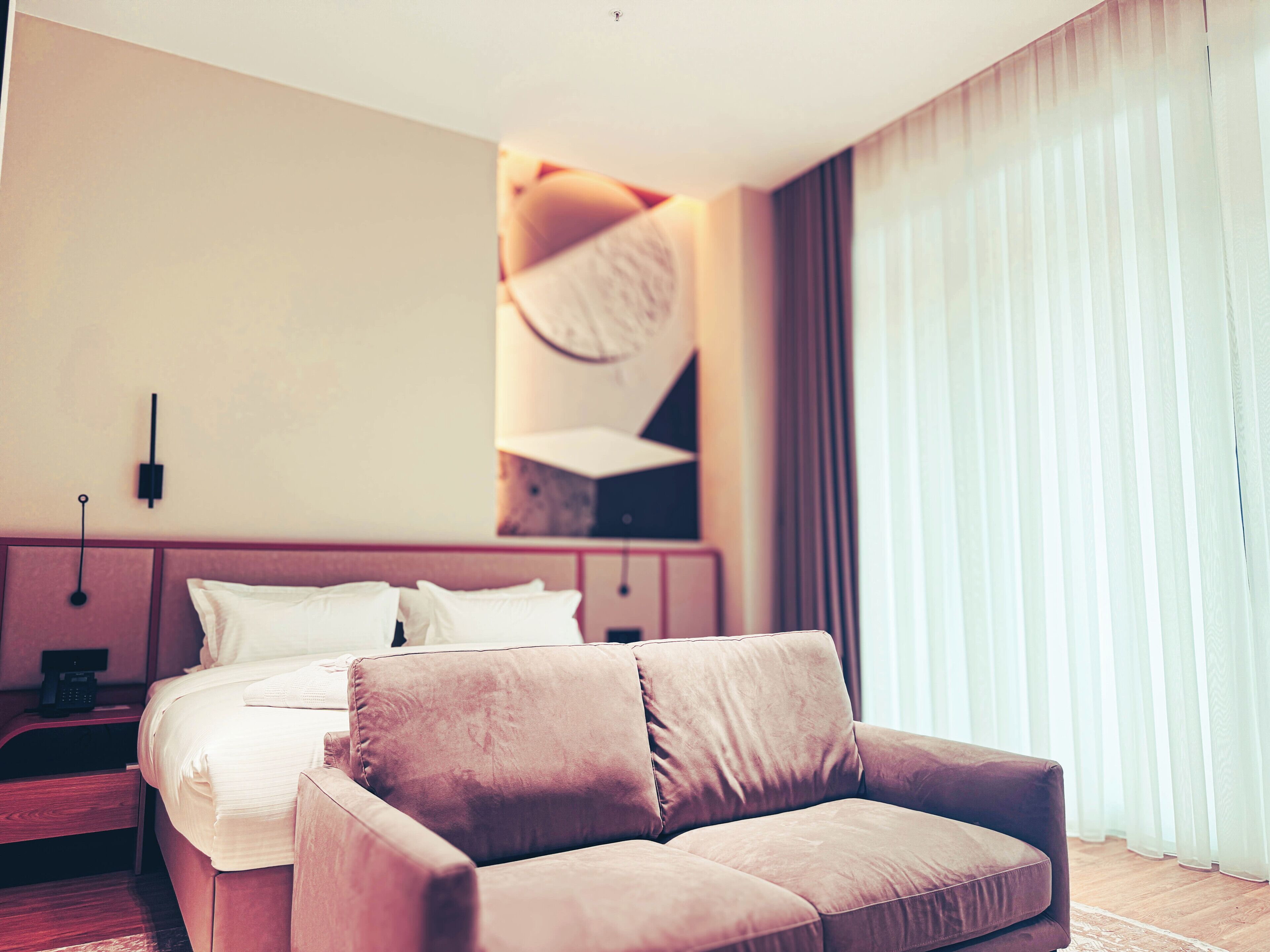 Executive Room, 1 King Bed | Minibar, in-room safe, desk, laptop workspace