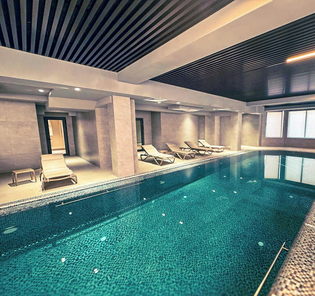 Innendørsbasseng og sesongbasert utendørsbasseng