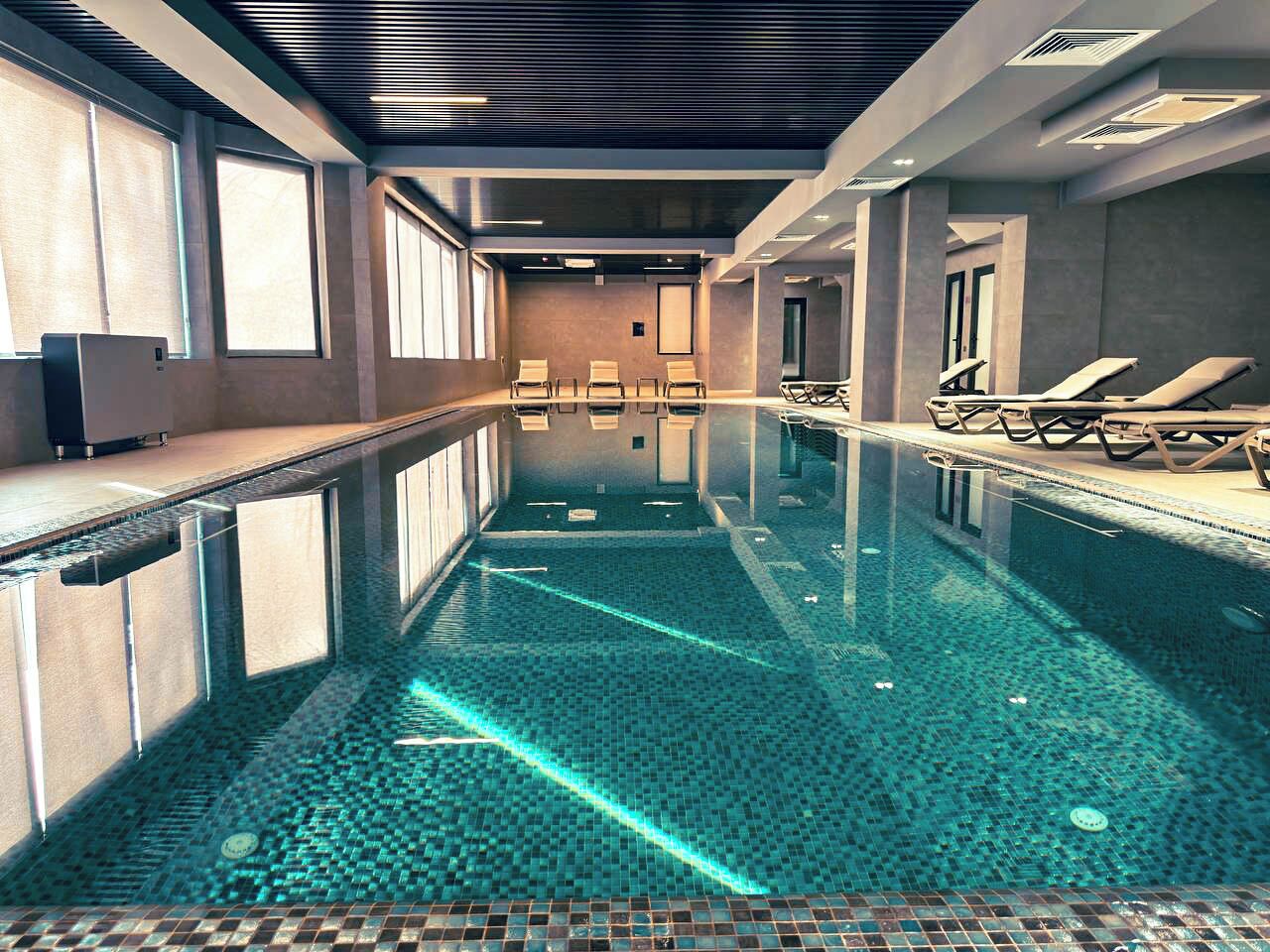 Innendørsbasseng og sesongbasert utendørsbasseng