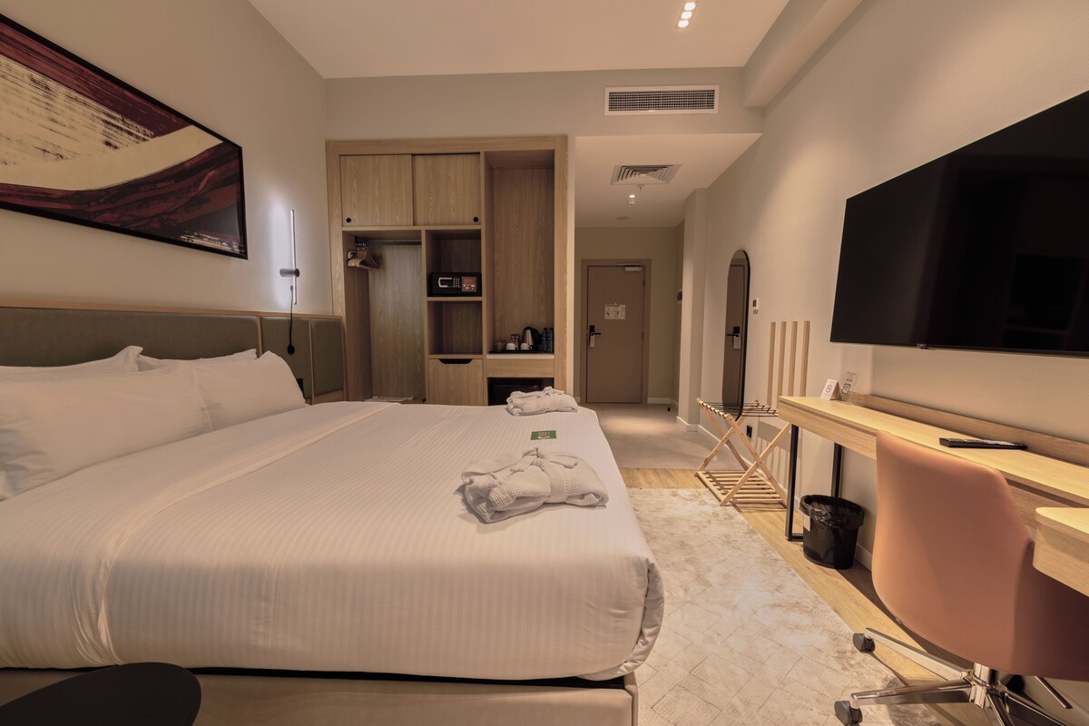ห้องสแตนดาร์ด, เตียงคิงไซส์ 1 เตียง | เครื่องนอนระดับพรีเมียม, มินิบาร์, ตู้นิรภัยในห้องพัก, โต๊ะทำงาน