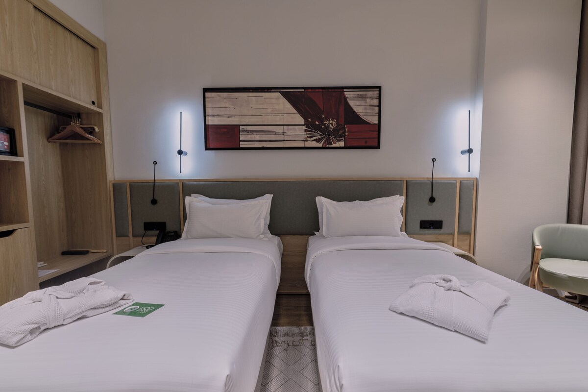 Standard Room, 2 Single Beds | Premium bedding, minibar, in-room safe, desk