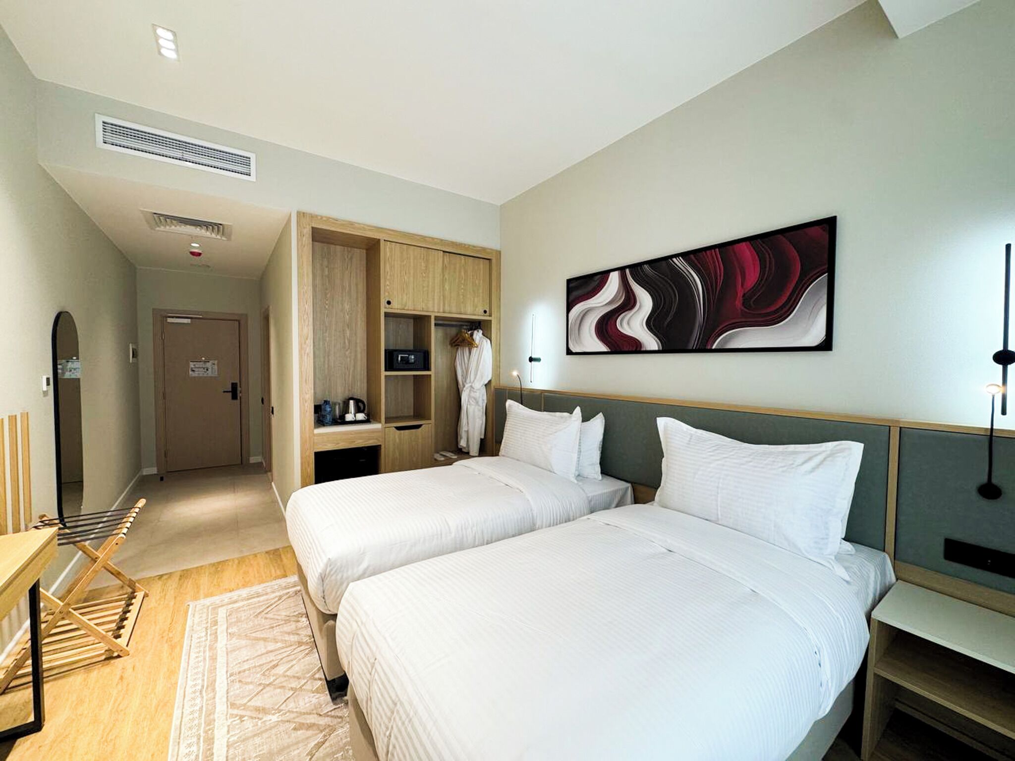 Deluxe Room, 2 Twin Beds | Minibar, in-room safe, desk, laptop workspace