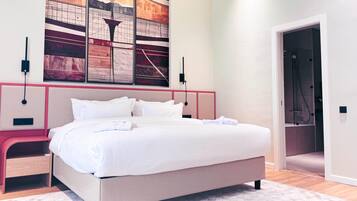 Suite – junior, 1 kingsize-seng | Minibar, safe på rommet, skrivebord og skrivebord for bærbar PC