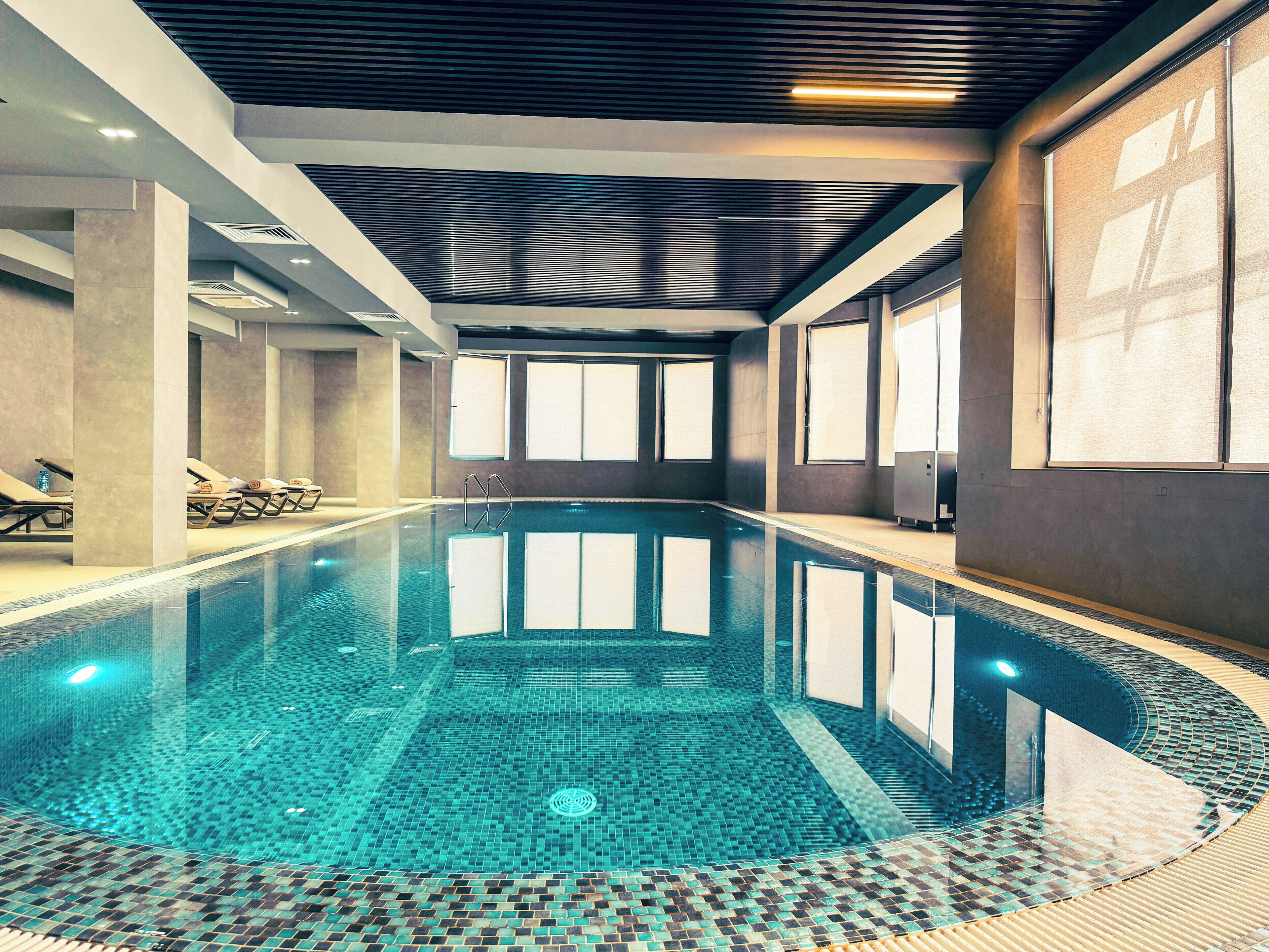 Piscine couverte, piscine extérieure (ouverte en saison)