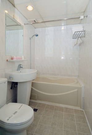 A bathroom with a toilet, sink, and bathtub. - Li Qing Hotel (Kaohsiung)