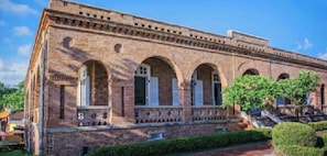 A brick building with arched windows and a flat roof. - Li Qing Hotel (Kaohsiung)
